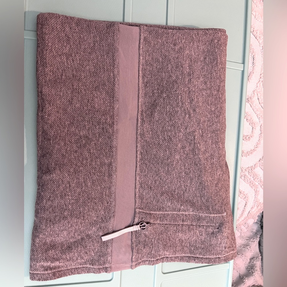 Lululemon RARE Sun Salutation Circle Scarf - Picture 6 of 6